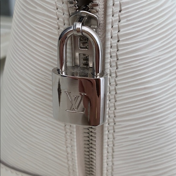 LV Alma bag.  Cream leather - Picture 2 of 8